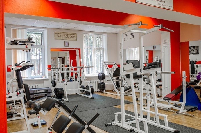 Gym gym киевская. Фитнес клуб Фрунзе 14б. Авроры 14б Хабаровск фитнес клуб. Спортзал с кардио зоной у окна полукругом СПБ.