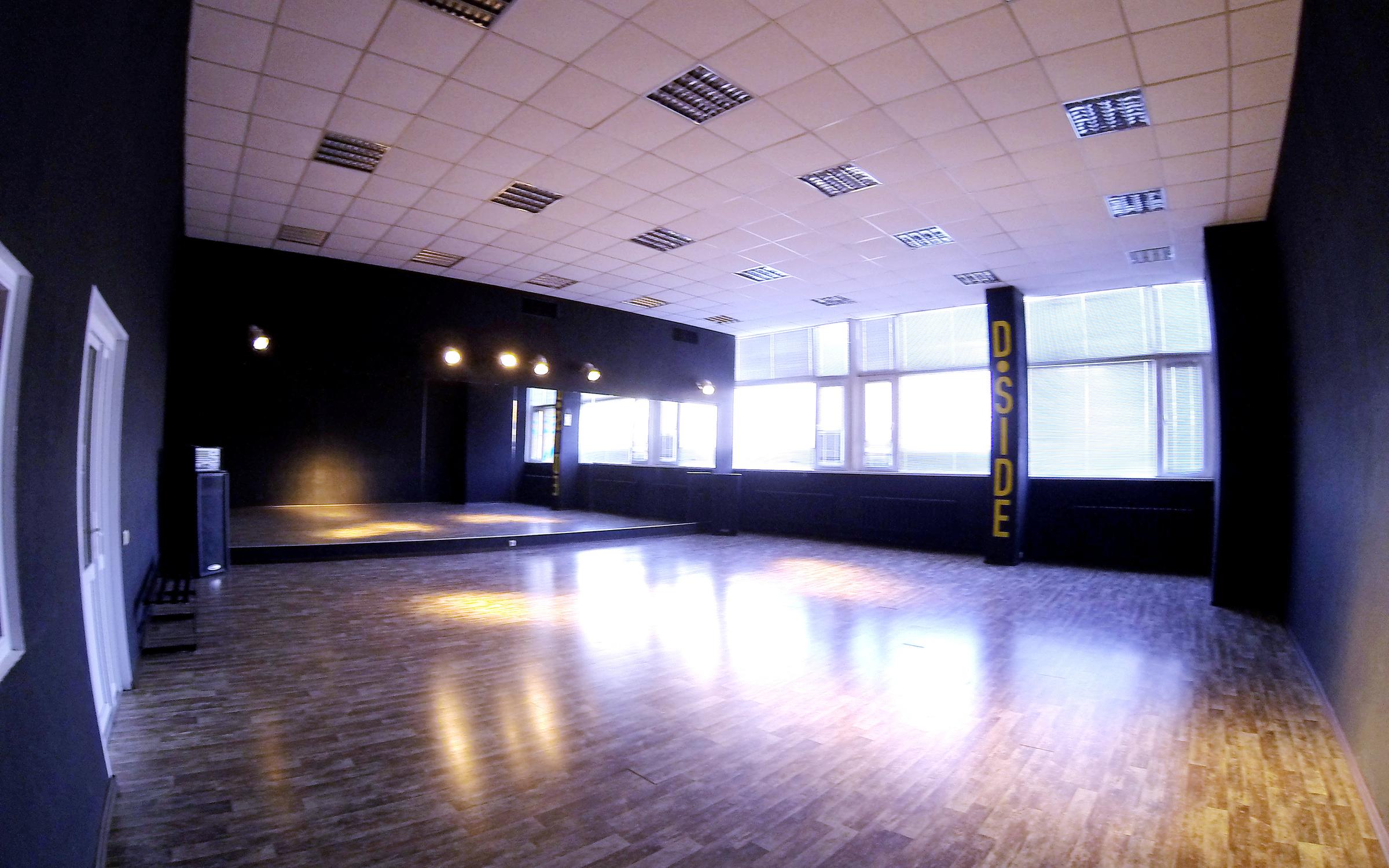 Включи зал 100. Танцевальные залы. Новый танцевальный зал. Танцевальный зал темный. Черный танцевальный зал.